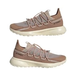 Chaussures De Randonnée Femme Adidas Terrex Voyager 21 Travel -Promos Randonnée Boutique adidas hq0944 10 footwear photography mirrored pair view white 000